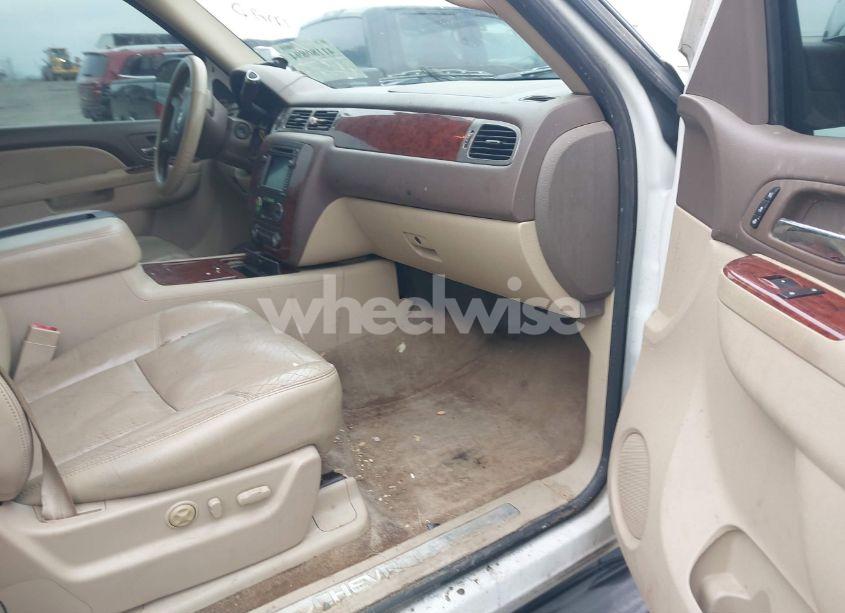 Photo 5 of 2010 Chevrolet Tahoe LTZ (VIN 1GNUCCE00AR192124)