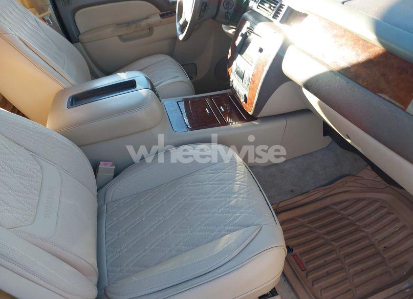 Photo 5 of 2010 Chevrolet Tahoe LTZ (VIN 1GNUCCE03AR183627)