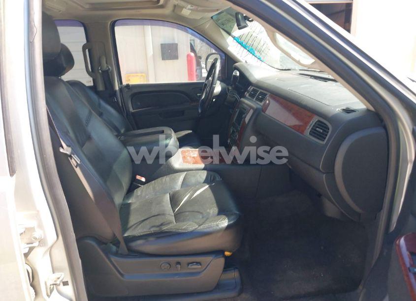 Photo 5 of 2010 Chevrolet Tahoe LTZ (VIN 1GNUCCE05AR176503)