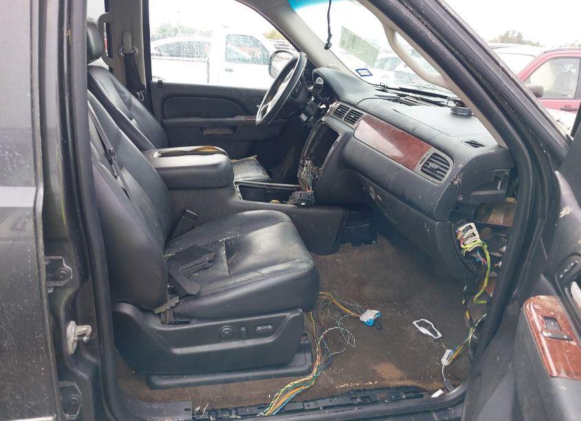 Photo 5 of 2010 Chevrolet Tahoe LTZ (VIN 1GNUCCE08AR164913)