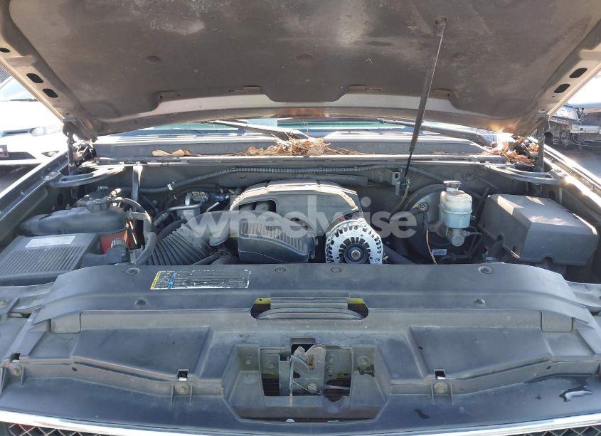 Photo 10 of 2010 Chevrolet Suburban 1500 LS (VIN 1GNUCHE07AR125498)