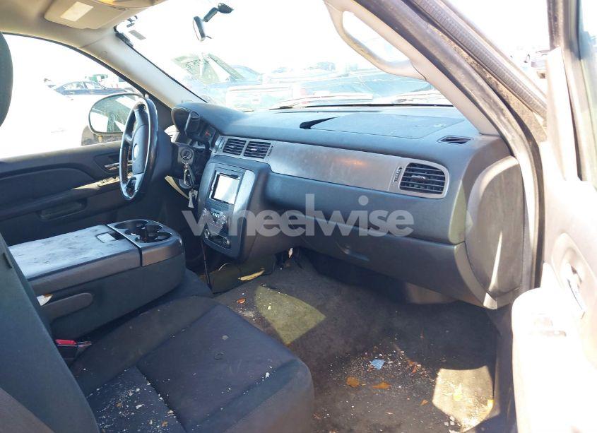 Photo 5 of 2010 Chevrolet Suburban 1500 LS (VIN 1GNUCHE07AR125498)