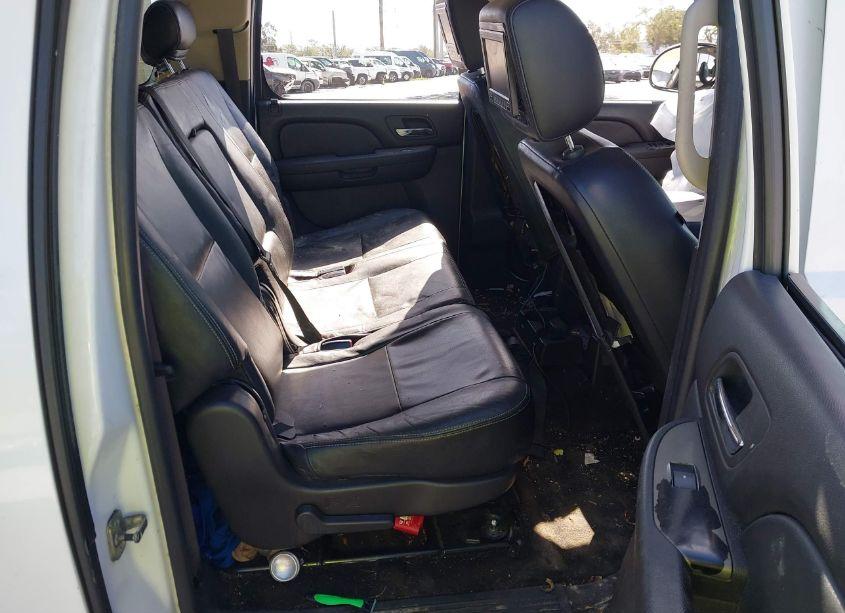 Photo 8 of 2010 Chevrolet Suburban 1500 LS (VIN 1GNUCHE07AR165189)