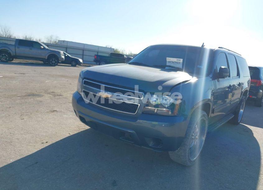 Photo 2 of 2010 Chevrolet Suburban 1500 LS (VIN 1GNUCHE09AR167462)