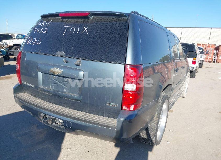 Photo 4 of 2010 Chevrolet Suburban 1500 LS (VIN 1GNUCHE09AR167462)