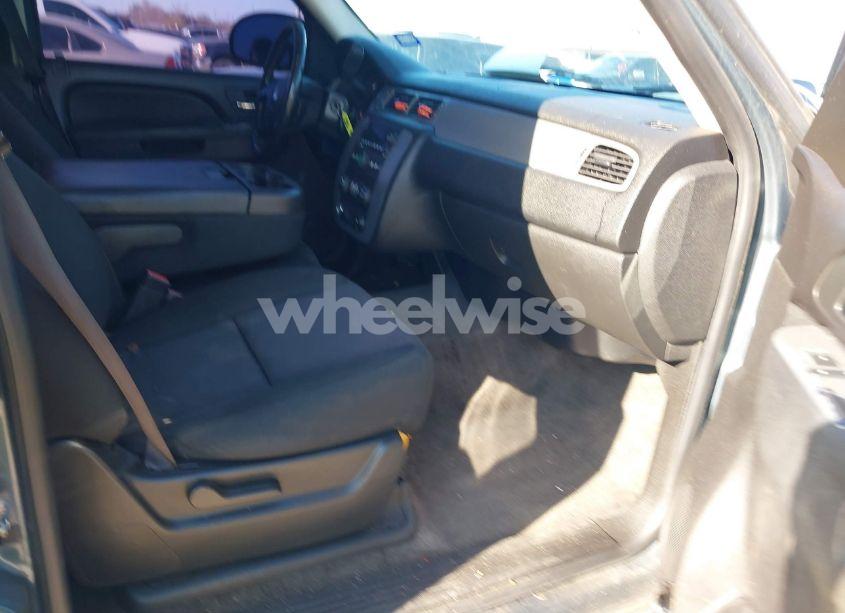 Photo 5 of 2010 Chevrolet Suburban 1500 LS (VIN 1GNUCHE09AR167462)