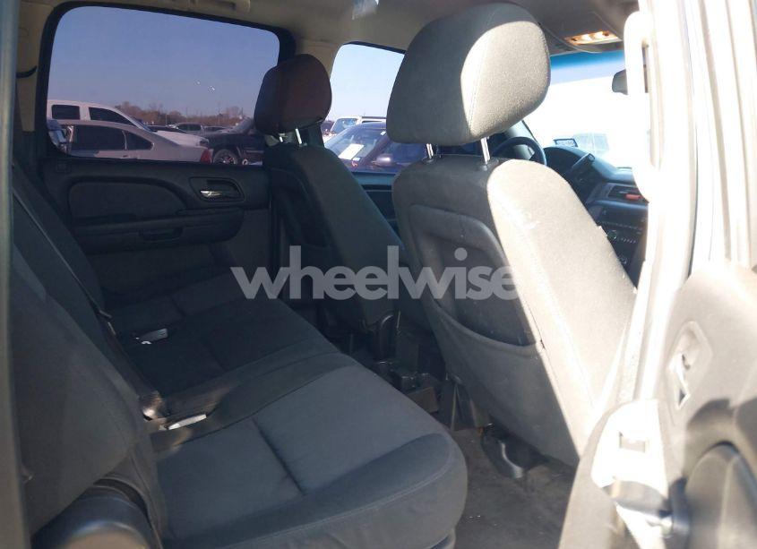 Photo 8 of 2010 Chevrolet Suburban 1500 LS (VIN 1GNUCHE09AR167462)