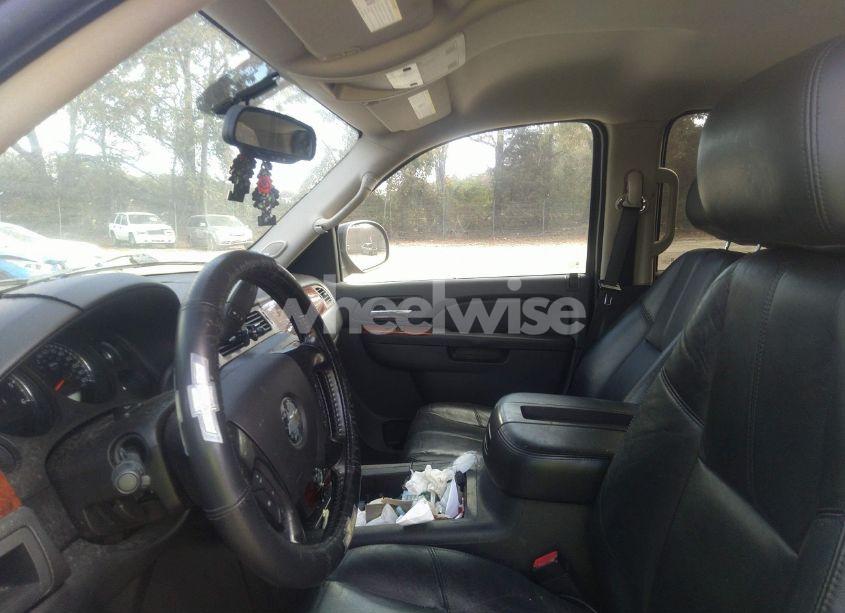 Photo 5 of 2010 Chevrolet Suburban 1500 LT1 (VIN 1GNUCJE01AR196820)