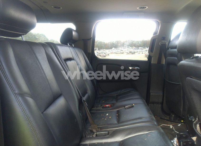 Photo 8 of 2010 Chevrolet Suburban 1500 LT1 (VIN 1GNUCJE01AR196820)