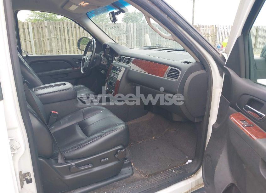 Photo 5 of 2010 Chevrolet Suburban 1500 LT1 (VIN 1GNUCJE01AR199247)