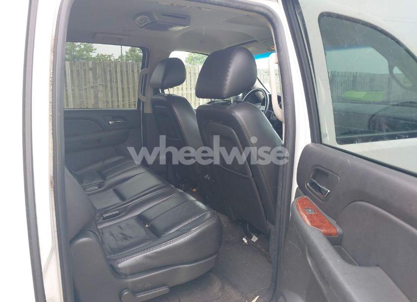 Photo 8 of 2010 Chevrolet Suburban 1500 LT1 (VIN 1GNUCJE01AR199247)