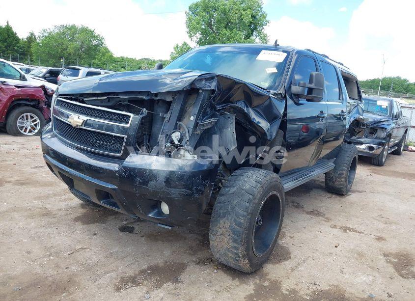 Photo 2 of 2010 Chevrolet Suburban 1500 LT1 (VIN 1GNUCJE08AR133987)