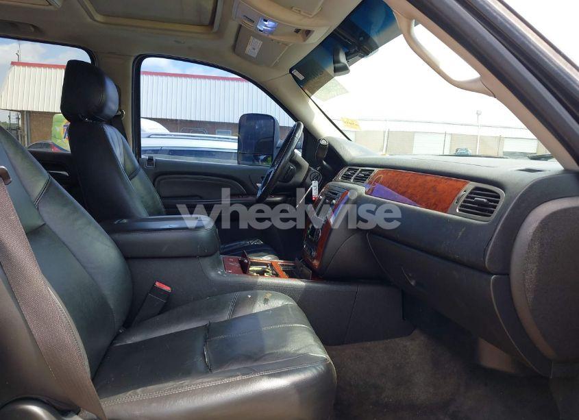 Photo 5 of 2010 Chevrolet Suburban 1500 LT1 (VIN 1GNUCJE08AR133987)