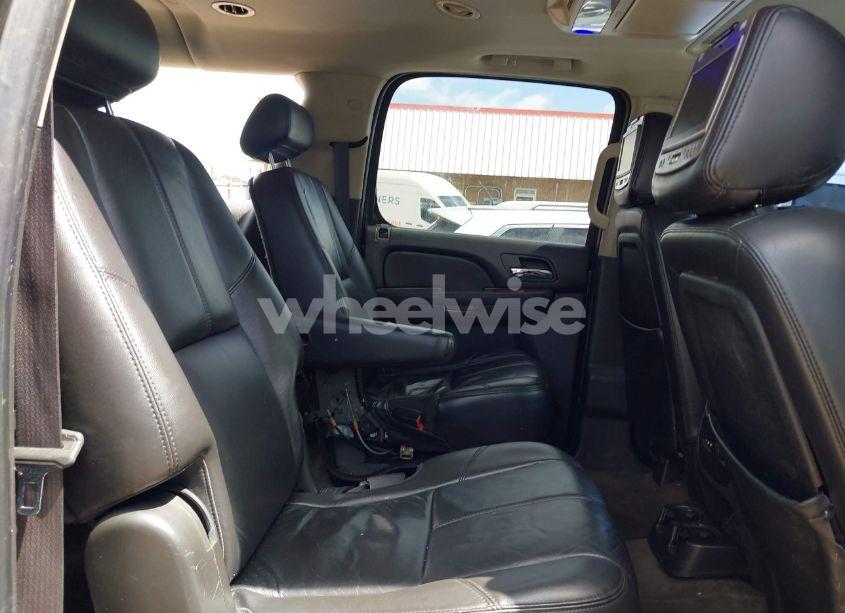 Photo 8 of 2010 Chevrolet Suburban 1500 LT1 (VIN 1GNUCJE08AR133987)