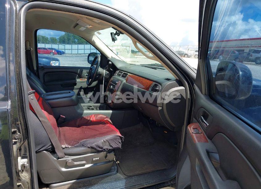 Photo 5 of 2010 Chevrolet Suburban 1500 LT1 (VIN 1GNUCJE08AR192831)