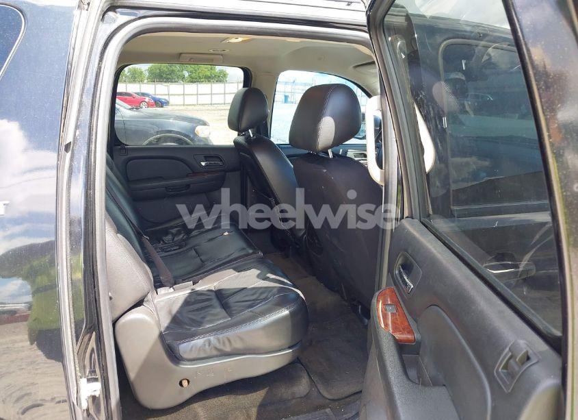 Photo 8 of 2010 Chevrolet Suburban 1500 LT1 (VIN 1GNUCJE08AR192831)