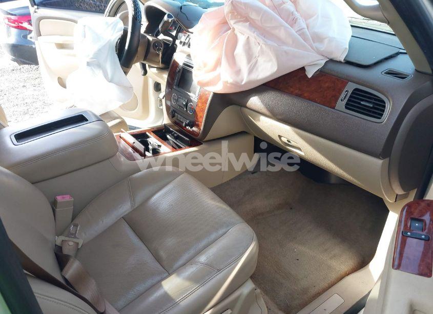 Photo 5 of 2010 Chevrolet Suburban 1500 LTZ (VIN 1GNUCKE00AR176516)