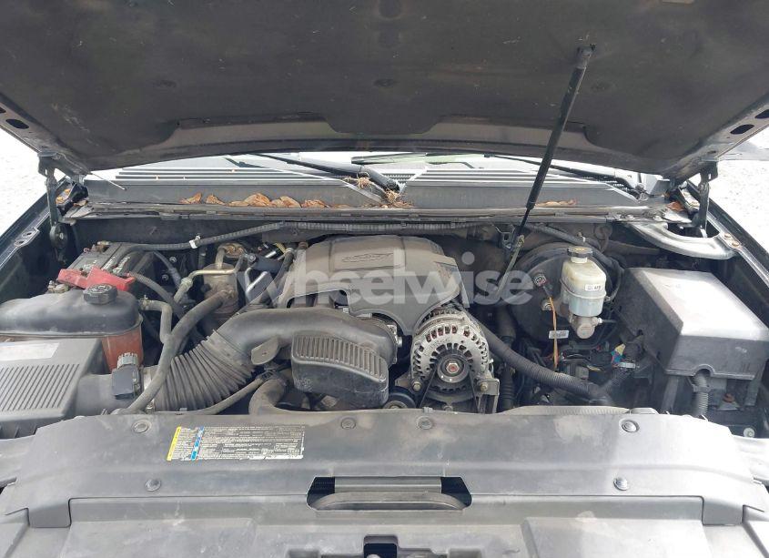 Photo 10 of 2010 Chevrolet Suburban 1500 LTZ (VIN 1GNUCKE02AR220449)