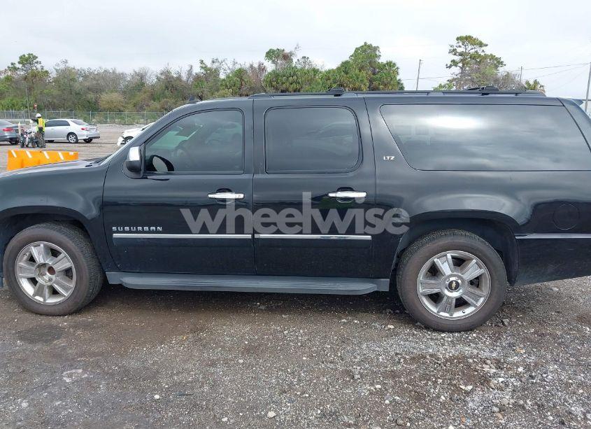 Photo 14 of 2010 Chevrolet Suburban 1500 LTZ (VIN 1GNUCKE02AR220449)