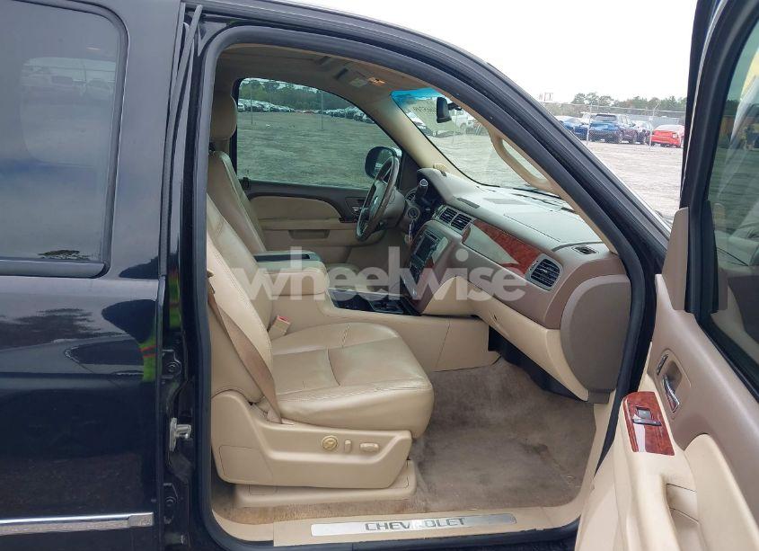 Photo 5 of 2010 Chevrolet Suburban 1500 LTZ (VIN 1GNUCKE02AR220449)