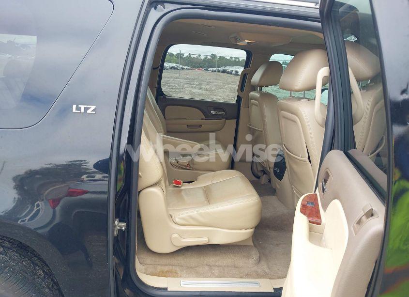Photo 8 of 2010 Chevrolet Suburban 1500 LTZ (VIN 1GNUCKE02AR220449)