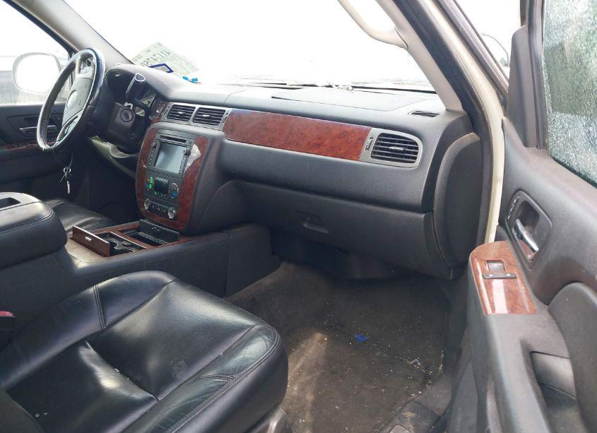 Photo 5 of 2010 Chevrolet Suburban 1500 LTZ (VIN 1GNUCKE02AR256268)