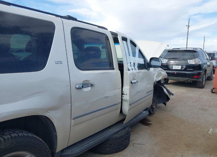 Photo 6 of 2010 Chevrolet Suburban 1500 LTZ (VIN 1GNUCKE02AR256268)