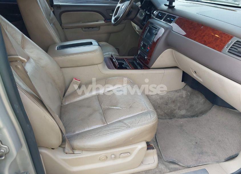 Photo 5 of 2010 Chevrolet Suburban 1500 LTZ (VIN 1GNUCKE05AR173031)