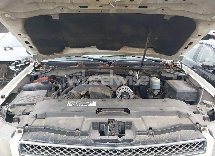 Photo 10 of 2010 Chevrolet Suburban 1500 LTZ (VIN 1GNUCKE05AR270519)