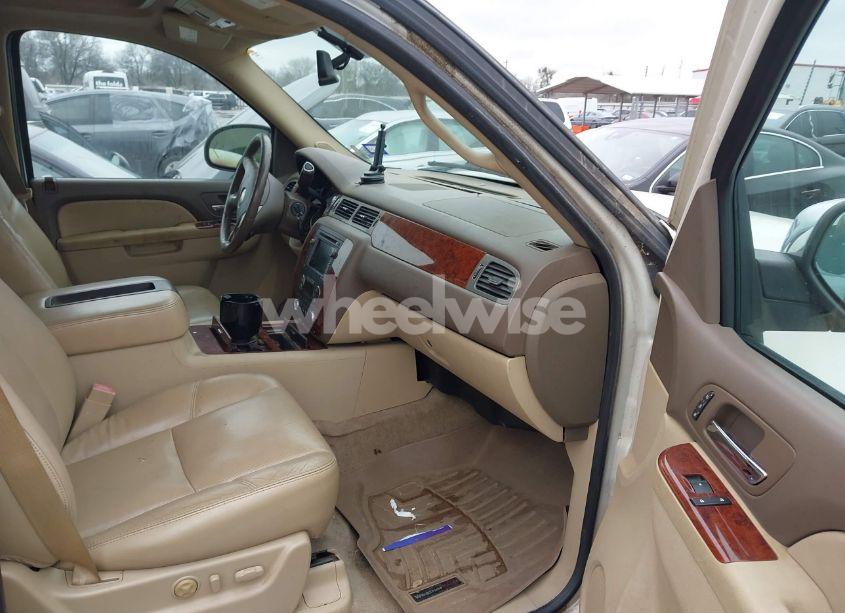 Photo 5 of 2010 Chevrolet Suburban 1500 LTZ (VIN 1GNUCKE05AR270519)