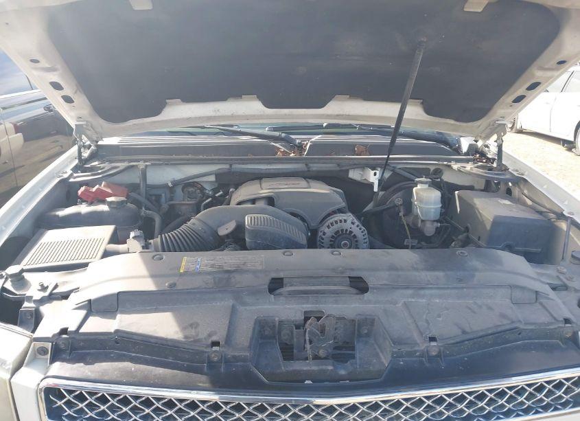 Photo 10 of 2010 Chevrolet Suburban 1500 LTZ (VIN 1GNUCKE06AR205193)