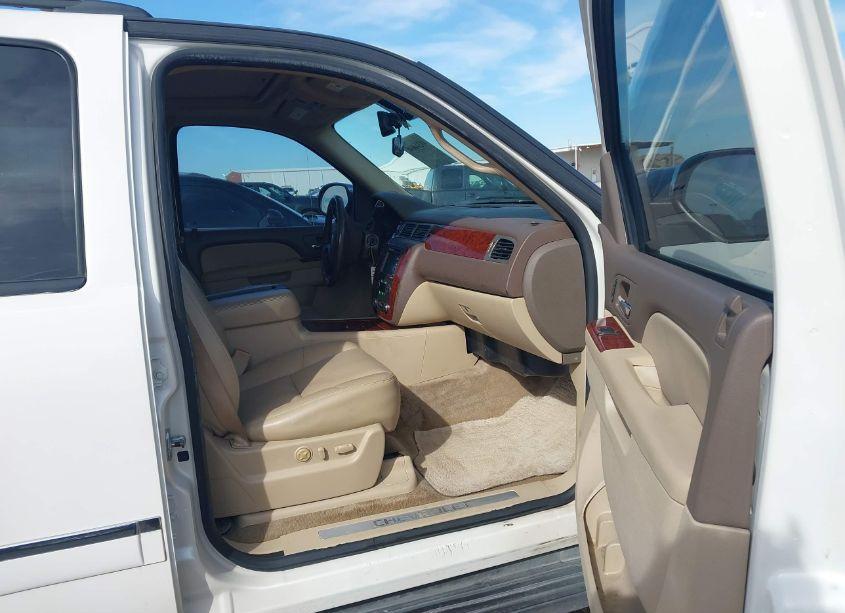 Photo 5 of 2010 Chevrolet Suburban 1500 LTZ (VIN 1GNUCKE06AR205193)