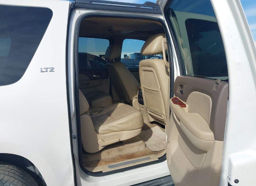 Photo 8 of 2010 Chevrolet Suburban 1500 LTZ (VIN 1GNUCKE06AR205193)
