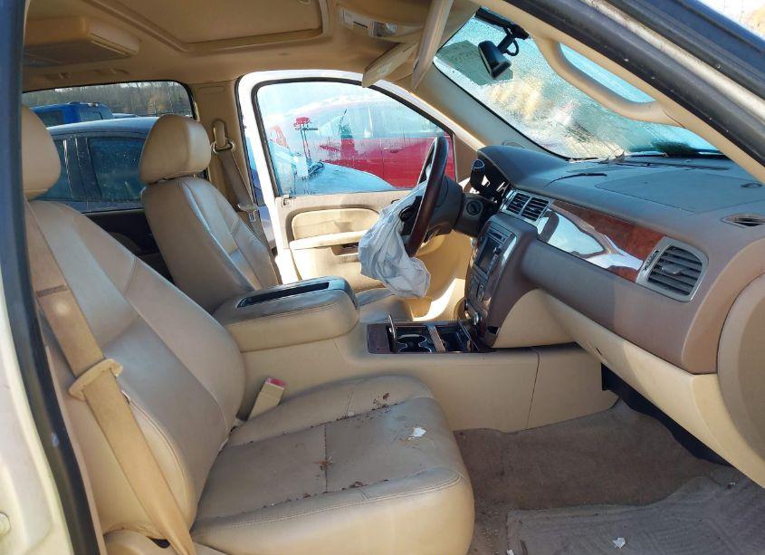 Photo 5 of 2010 Chevrolet Suburban 1500 LTZ (VIN 1GNUCKE0XAR196997)