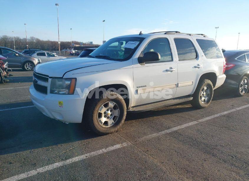Photo 2 of 2010 Chevrolet Tahoe LT (VIN 1GNUKBE01AR120491)