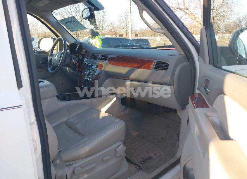 Photo 5 of 2010 Chevrolet Tahoe LT (VIN 1GNUKBE01AR120491)