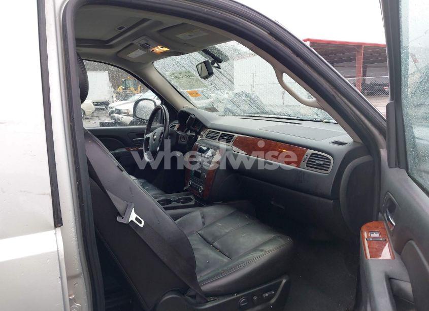 Photo 5 of 2010 Chevrolet Tahoe LT (VIN 1GNUKBE01AR188001)