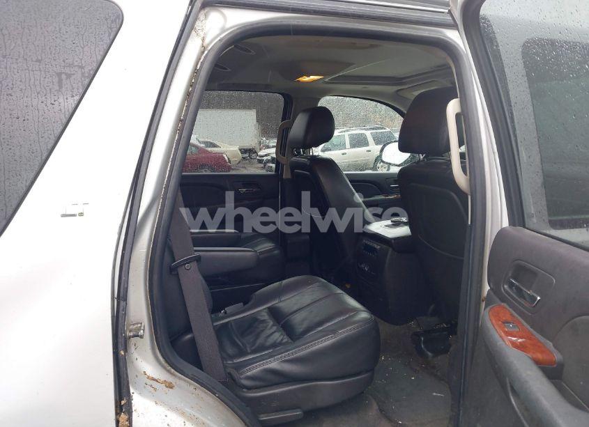 Photo 8 of 2010 Chevrolet Tahoe LT (VIN 1GNUKBE01AR188001)