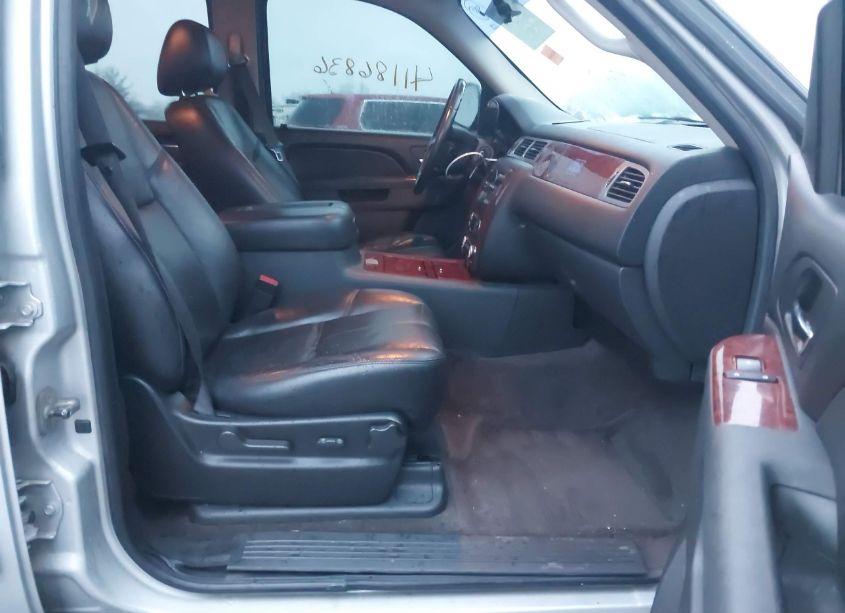 Photo 5 of 2010 Chevrolet Tahoe LT (VIN 1GNUKBE03AR263104)