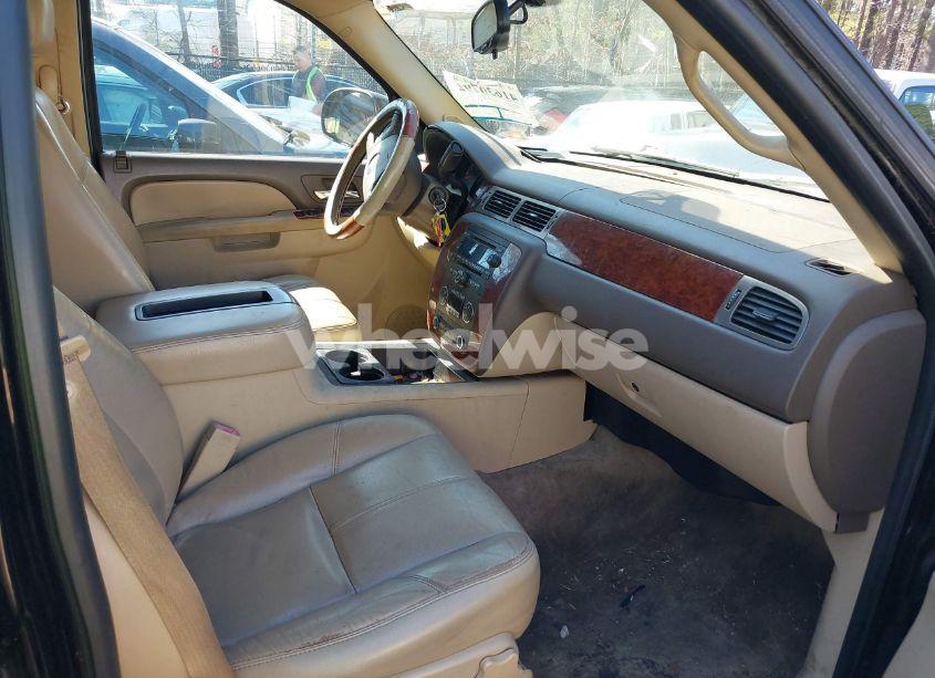 Photo 5 of 2010 Chevrolet Tahoe LT (VIN 1GNUKBE04AR242259)