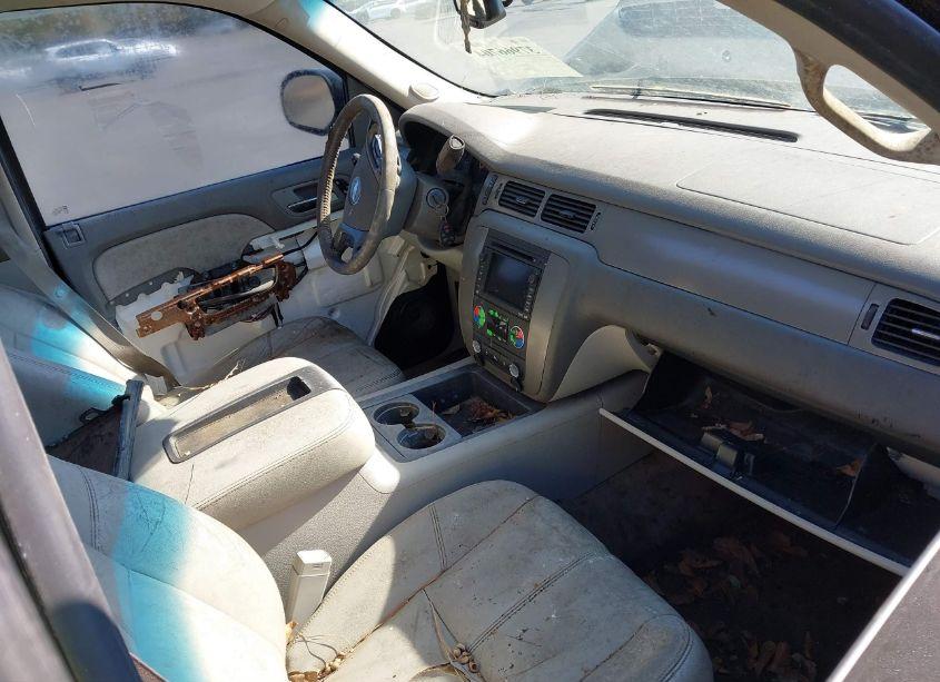 Photo 5 of 2010 Chevrolet Tahoe LT (VIN 1GNUKBE05AR100678)