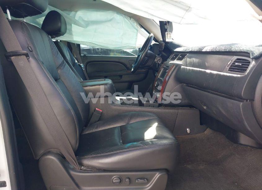 Photo 5 of 2010 Chevrolet Tahoe LT (VIN 1GNUKBE06AR270953)