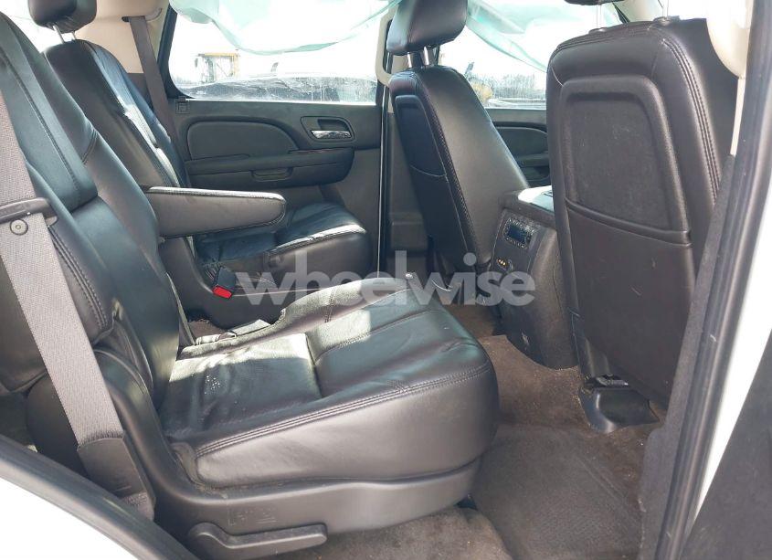 Photo 8 of 2010 Chevrolet Tahoe LT (VIN 1GNUKBE06AR270953)