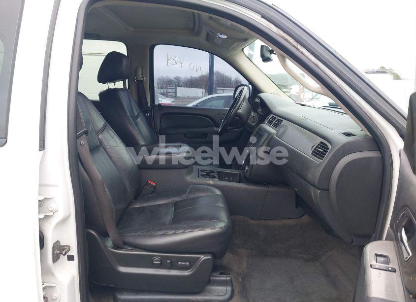 Photo 5 of 2010 Chevrolet Tahoe LT (VIN 1GNUKBE06AR284657)