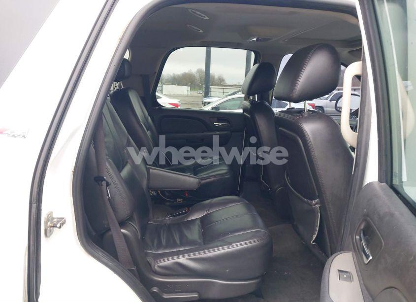 Photo 8 of 2010 Chevrolet Tahoe LT (VIN 1GNUKBE06AR284657)