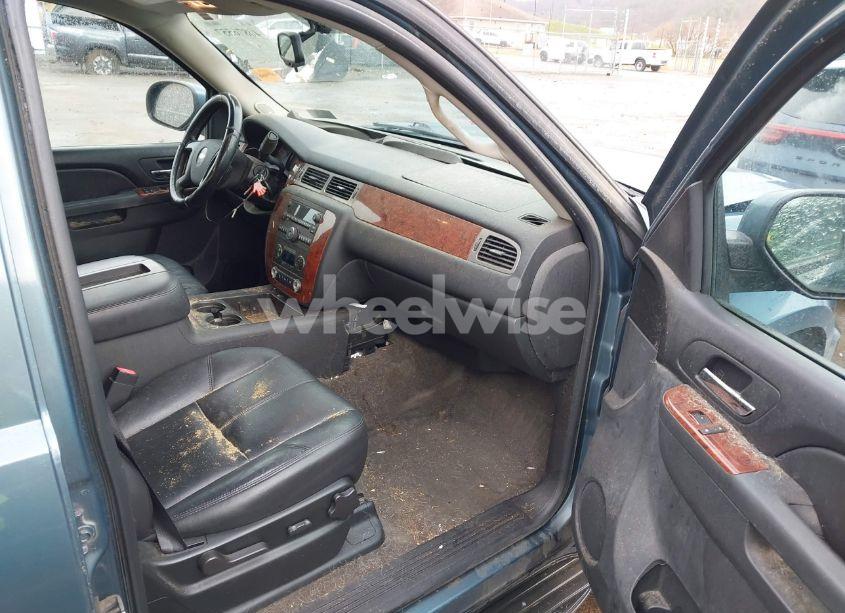 Photo 5 of 2010 Chevrolet Tahoe LT (VIN 1GNUKBE07AR141877)