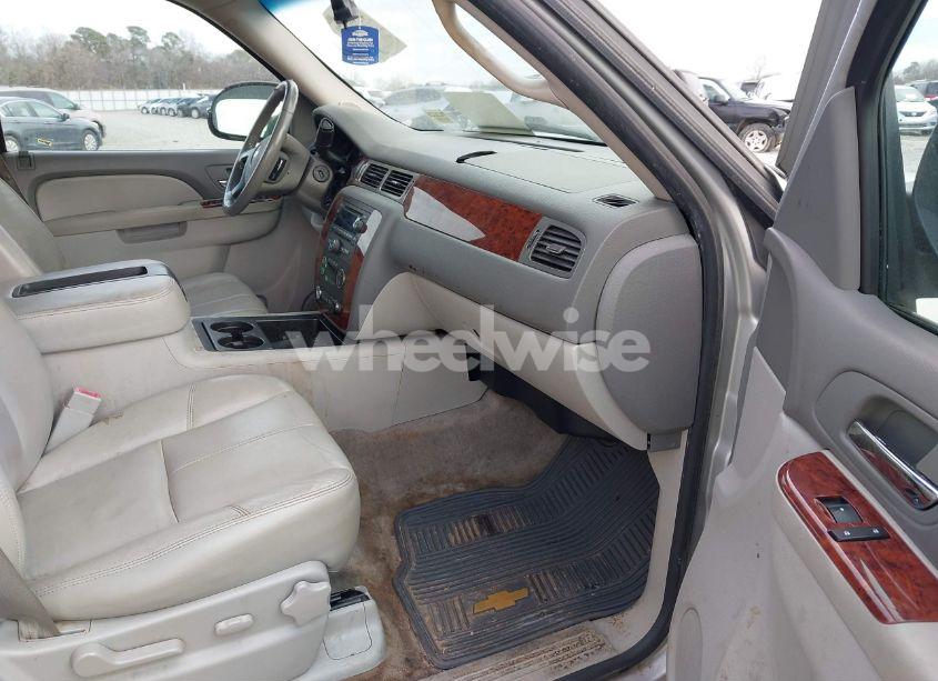 Photo 5 of 2010 Chevrolet Tahoe LT (VIN 1GNUKBE09AR124658)