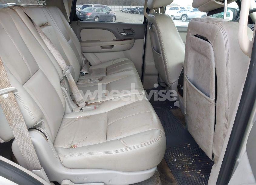 Photo 8 of 2010 Chevrolet Tahoe LT (VIN 1GNUKBE09AR124658)