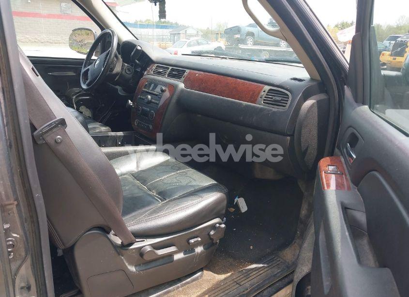 Photo 5 of 2010 Chevrolet Tahoe LT (VIN 1GNUKBE09AR192698)