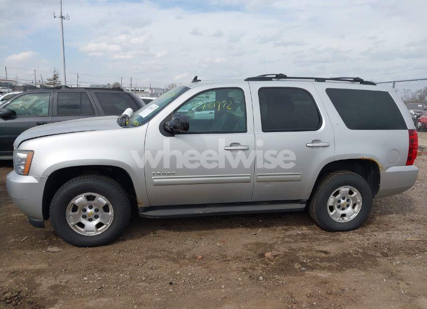 Photo 14 of 2010 Chevrolet Tahoe LT (VIN 1GNUKBE09AR209595)